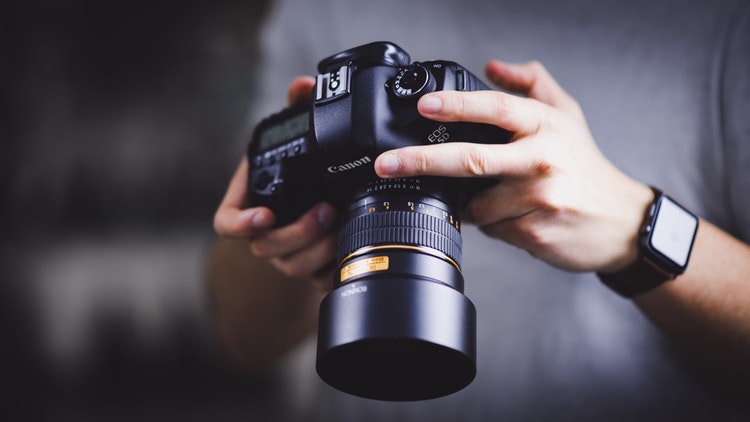 Kamera, salah satu pelengkap kebutuhan study tour, sumber unsplash @wbayreuther